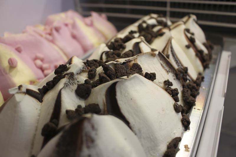 Schokokekse und pinkes Eis