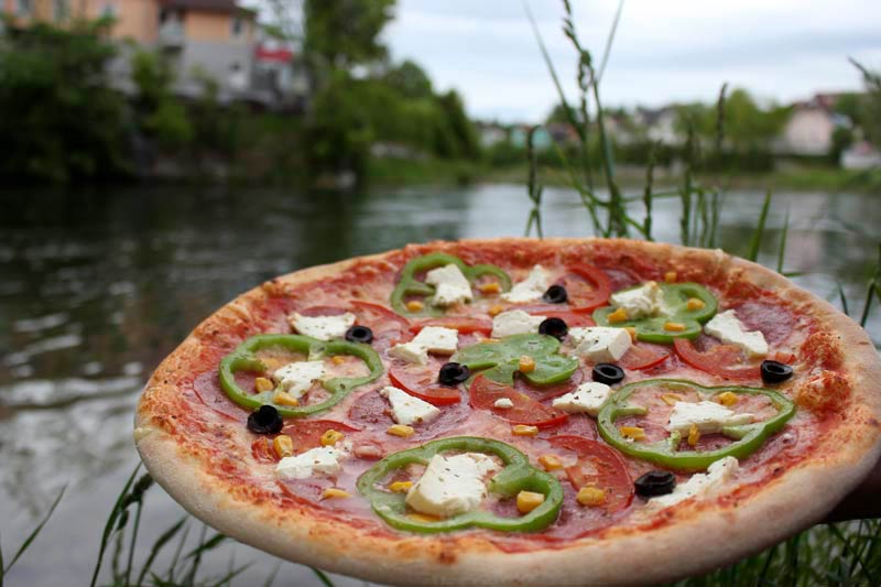 Pizza mit dem Traunfluss im Hintergrund