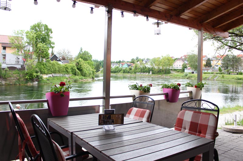 Esstisch mit Stühlen und seitlicher aussicht
